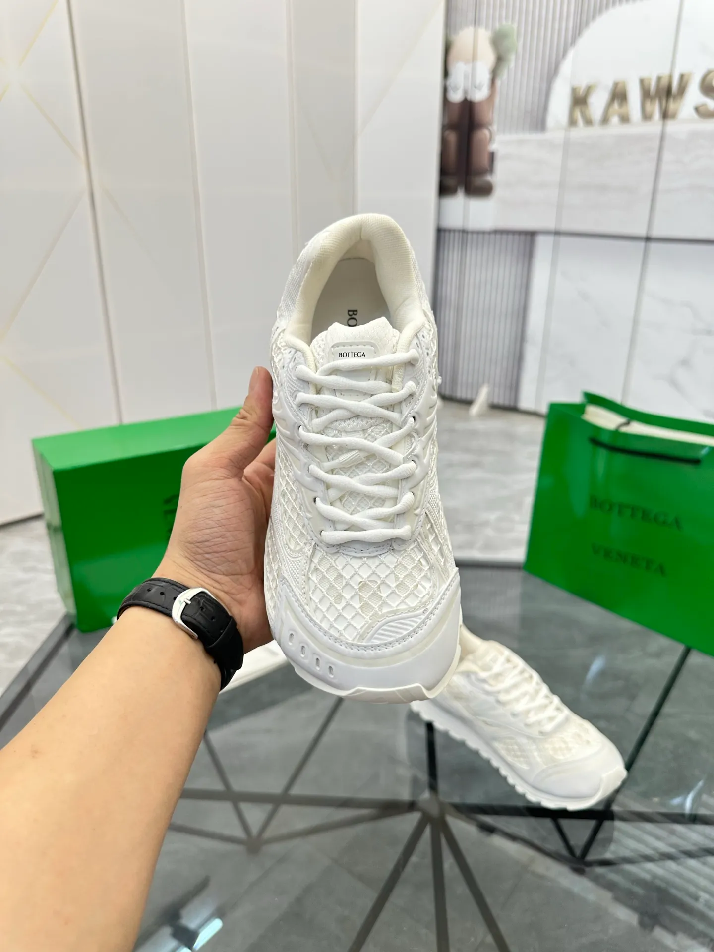 Factory men's shoes 💰: 620💰 (top version) BV Orbit sneakers Wang Yibo's same style couple's dad shoes Runner sneakers, made of lightweight technical mesh fabric. Matched with geometric pattern designed rubber outsole Wang Zha series high version Look for the package craftsmanship The actual height is much higher, but the legs are still slim. Very nice and playable and durable Matching to the standard 💯 Package shoe technology Look for the high version The outsole is made of color-blocked TPU outsole Women's model 35 36 37 38 39 40 41 (40 41 customized) Men's model 38 39 40 41 42 43 44 45. (Customized size 38 45.46) No. H345
